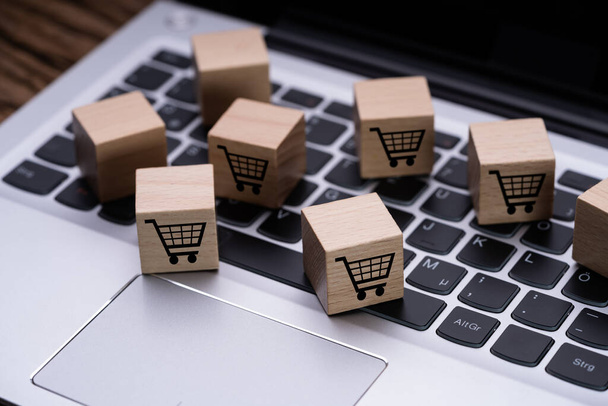 Miniature Online Shopping Cart Blocks On Laptop Keyboard - Valokuva, kuva