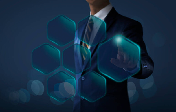 Hexagon üzenet buborékok üzleti és pénzügyi koncepció. Üzletember megérint egy üres üzenet buborék, bemeneti információk vagy üzenetek, sötét tónusú háttér. - Fotó, kép