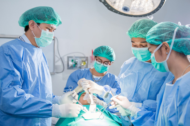 Operazione del team medico e chirurgico
  - Foto, immagini