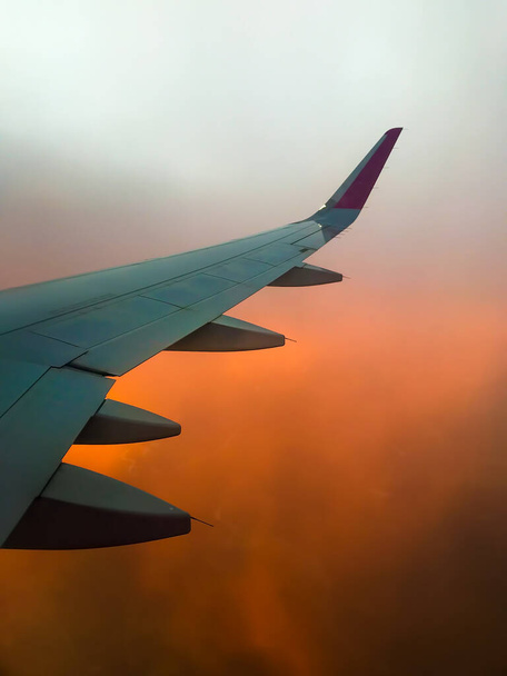 Hazy airplane wing view sunny cinematic panorama podczas lotu nad lądem kopia wklej pionowe tło - Zdjęcie, obraz