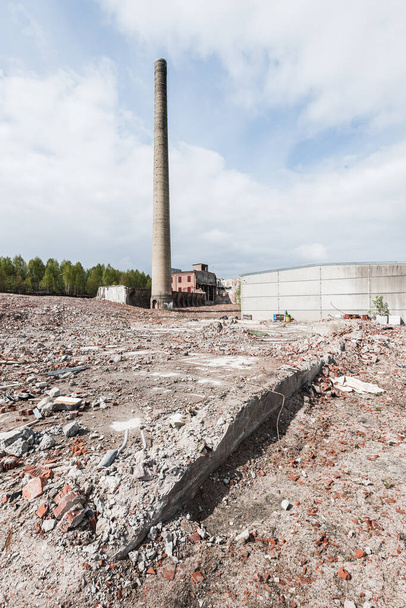 Ruinas del antiguo edificio industrial demolido - Foto, Imagen
