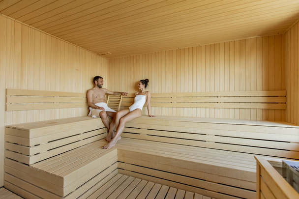 Bonito casal jovem relaxante na sauna
 - Foto, Imagem