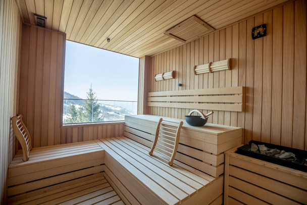 Widok na pustą drewnianą saunę z tradycyjnymi akcesoriami do sauny - Zdjęcie, obraz