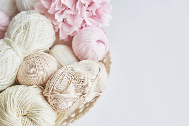 Skeins of yarn, pletací jehly, doplňky pro pletení. Ruční práce, koníček. - Fotografie, Obrázek