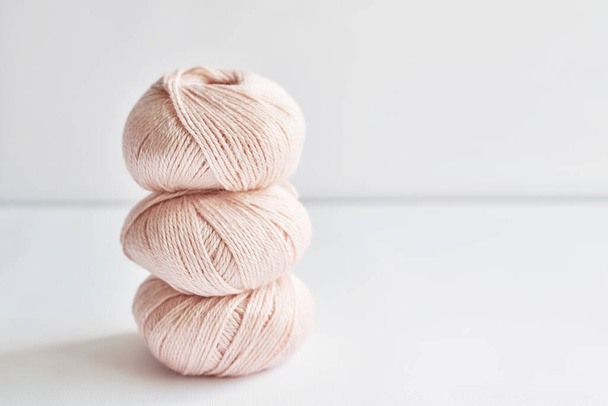 Skeins of yarn, knitting needles, accessories for knitting. Handmade, hobby. - Foto, Imagem