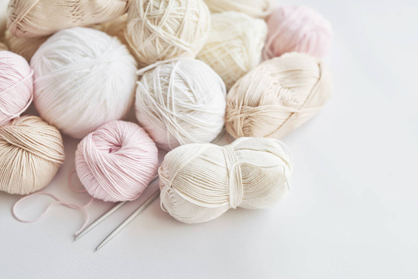 Skeins de fils, aiguilles à tricoter, accessoires pour tricoter. Fait main, passe temps. - Photo, image
