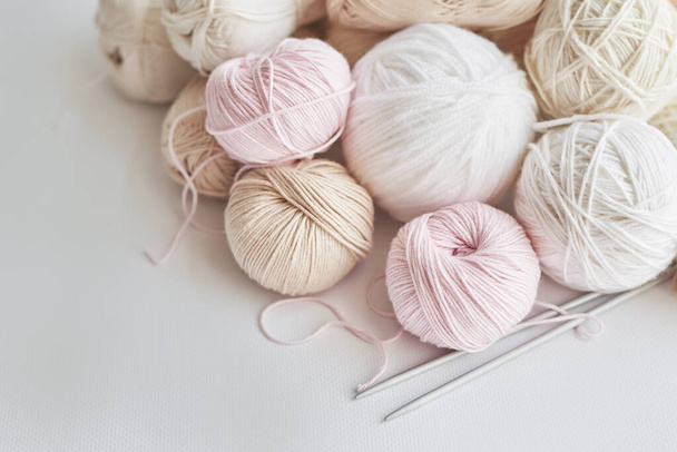 Skeins of yarn, pletací jehly, doplňky pro pletení. Ruční práce, koníček. - Fotografie, Obrázek