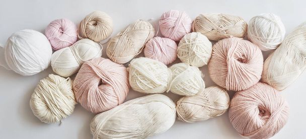 Skeins of yarn, knitting needles, accessories for knitting. Handmade, hobby. - Foto, Bild
