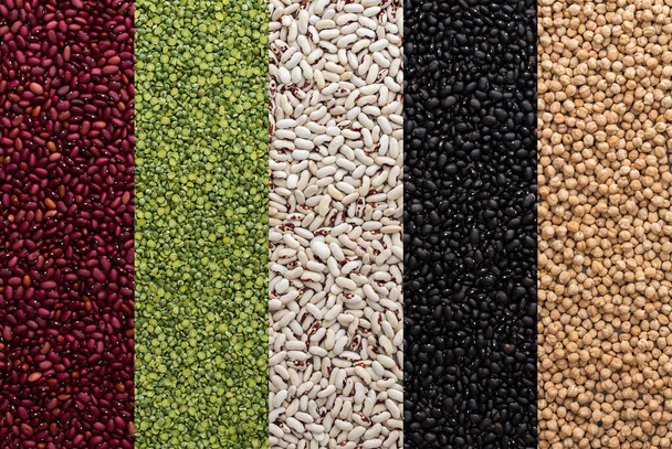 Diferentes tipos de legumbres, garbanzos y guisantes verdes, frijoles rojos, blancos y negros, vista superior - Foto, imagen