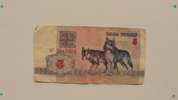 5 rublos papel-moeda Banco Nacional da Bielorrússia em 1992 em uma mesa branca lançaram uma mão de perto
 - Filmagem, Vídeo