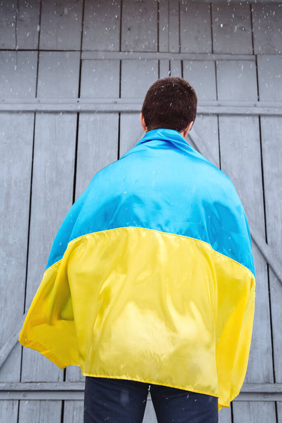 Человек с государственным флагом Украины - Фото, изображение