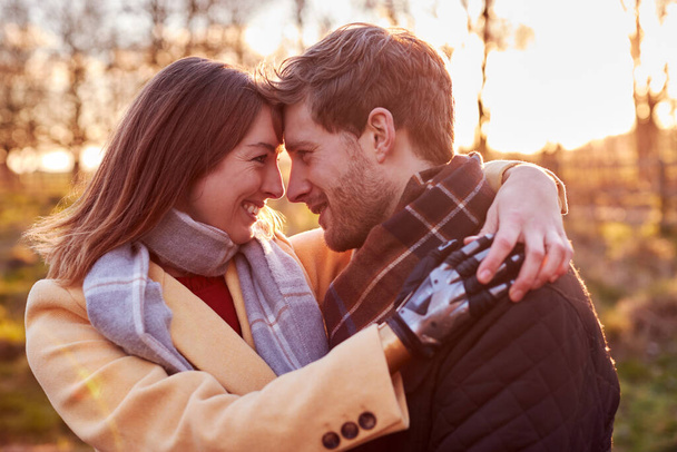Retrato de pareja romántica con mujer con mano protésica abrazándose en invierno u otoño - Foto, Imagen