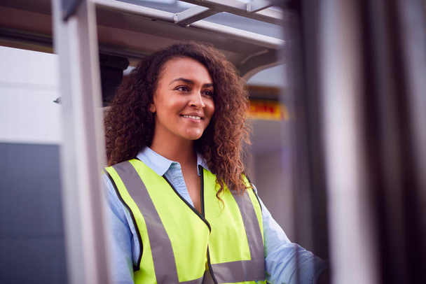 Female Worker Operating Fork Lift Truck At Freight Haulage Business - Foto, afbeelding