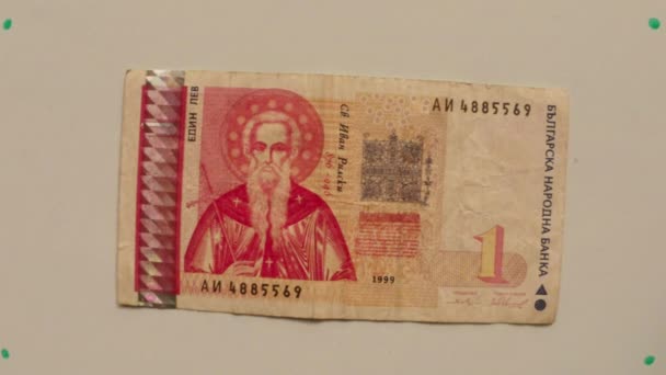 Carta moneta 1 lev bulgaro 1999 tavolo bianco capovolto una mano da vicino
 - Filmati, video