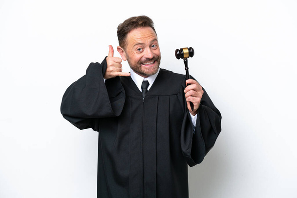 Μεσήλικας δικαστής απομονωμένος σε λευκό φόντο κάνοντας τηλεφωνική χειρονομία. Πάρε με τηλέφωνο. - Φωτογραφία, εικόνα