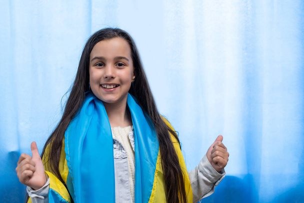 little girl with the flag of Ukraine - Фото, изображение