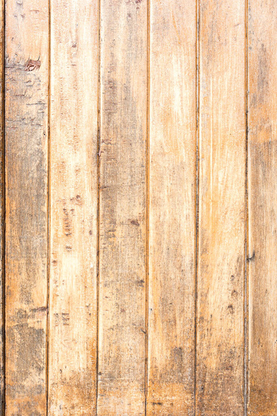 Текстура деревянных полос, расположенных вертикально с выветривающимся лаком. - Фото, изображение