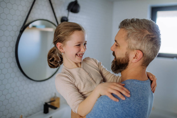 Father having fun with his little daughter in bathroom. - Foto, immagini