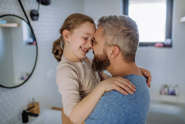 Father kissing his little daughter in bathroom. - Fotoğraf, Görsel