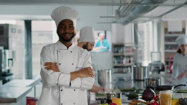 Portret pewnego siebie mężczyzny pracującego jako kucharz w kuchni dla smakoszy - Materiał filmowy, wideo