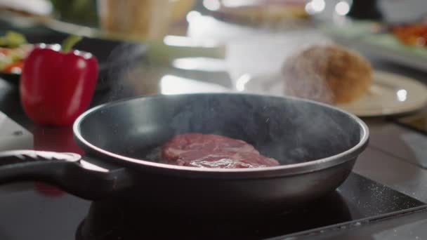 Мясо говядины, приготовленное из органического масла подсолнечника в сковороде - Кадры, видео
