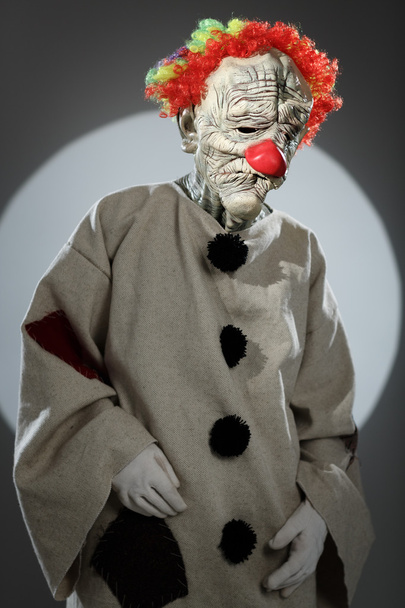 Szomorú bohóc, vörös orr portréja - Fotó, kép