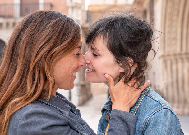 gros plan d'un jeune couple lesbien dans la rue s'embrassant, concept gay - Photo, image