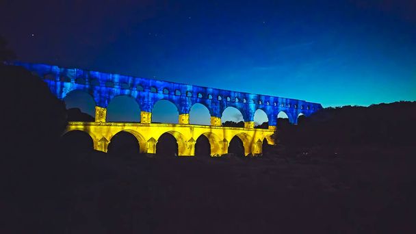 Ponte Pont du Gard com bandeira da Ucrânia - Foto, Imagem