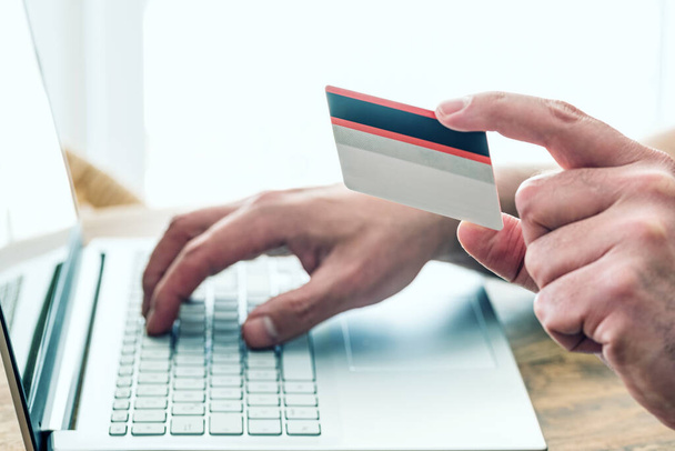 osoba korzystająca z karty kredytowej i laptopa do zakupów online i płatności - Zdjęcie, obraz