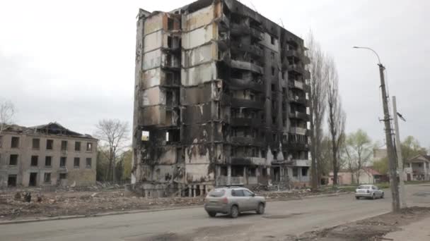 A destroyed residential building in the city of Borodyanka as a result of bomb attacks by the Russian army - Video, Çekim