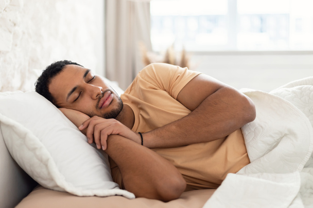 Спящий арабический мужчина лег в постель у себя дома - Фото, изображение