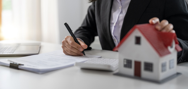 agenci zajmujący się inwestycjami w nieruchomości i ubezpieczeniami mieszkaniowymi podpisujący umowy zgodnie z umowami ubezpieczenia kupna domów zatwierdzającymi zakupy dla klientów - Zdjęcie, obraz