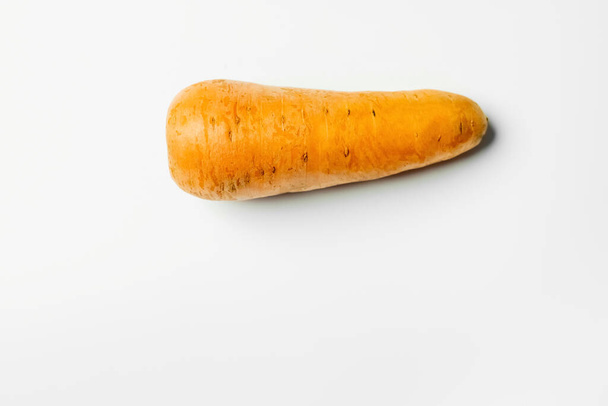 Κάτοψη του φρέσκου καρότου σε λευκό φόντο  - Φωτογραφία, εικόνα