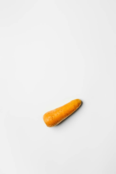 Vista dall'alto di carota matura su sfondo bianco  - Foto, immagini