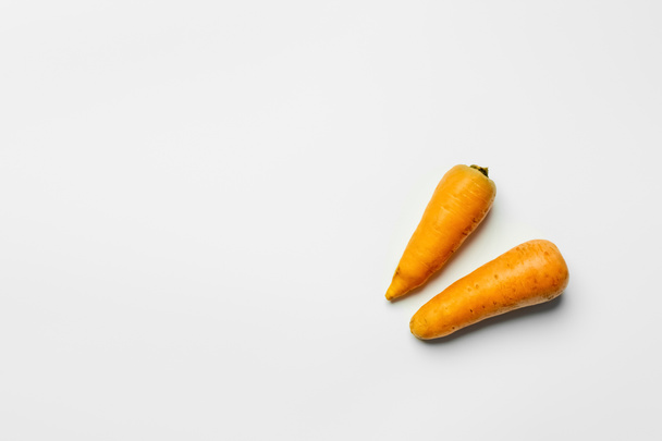 Top view of ripe carrots on white background  - Foto, imagen