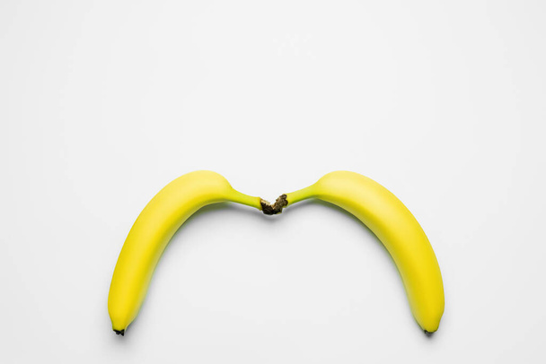 Horní pohled na čerstvé banány na bílém pozadí  - Fotografie, Obrázek
