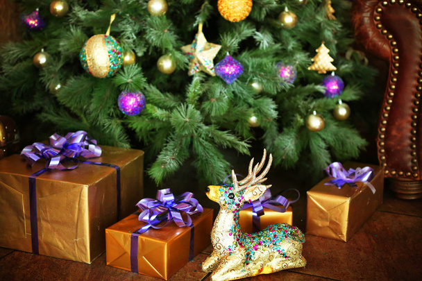 Chambre décorée de Noël avec arbre et cadeau
 - Photo, image