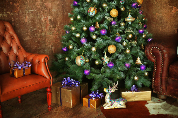 Chambre décorée de Noël avec arbre et cadeau
 - Photo, image
