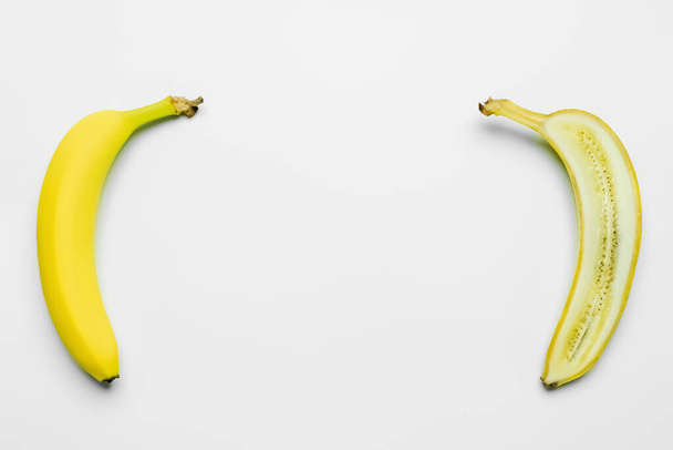Κάτοψη του βιολογικού συνόλου και κοπή μπανανών σε λευκό φόντο - Φωτογραφία, εικόνα
