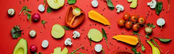 Κάτοψη ώριμων λαχανικών, φρούτων και πιπεριών σε κόκκινο φόντο, banner  - Φωτογραφία, εικόνα