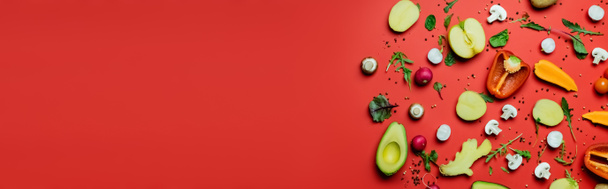 Top näkymä mehukkaita hedelmiä, vihanneksia ja pippureita punaisella pohjalla, banneri  - Valokuva, kuva