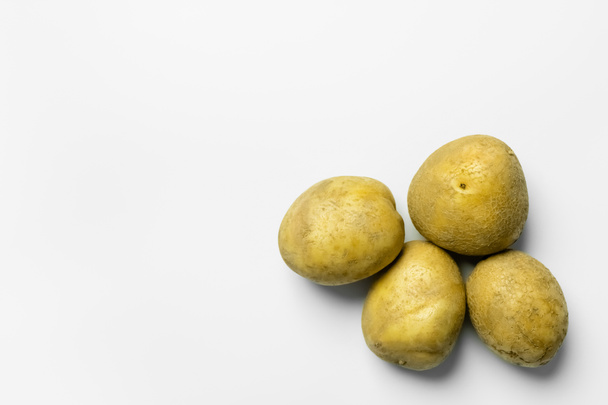 Top view of ripe potatoes on white background  - Foto, afbeelding