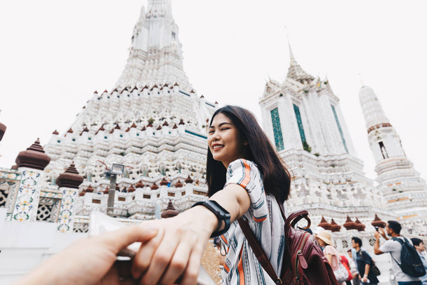 Asiatico donne leader uomo mano seguire viaggio in buddista tempio coppia rapporto Bangkok Thailandia - Foto, immagini