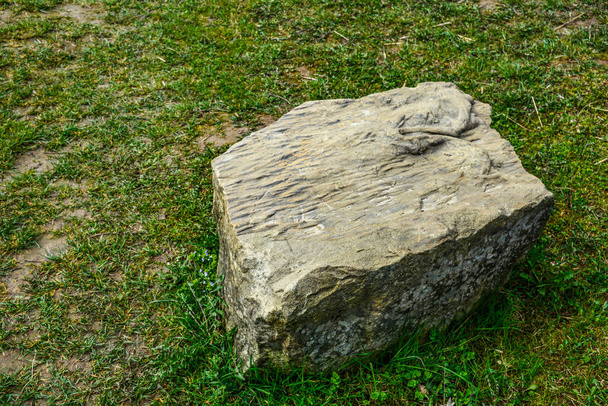 Große Natursteine werden als Element der Parkskulptur verwendet. - Foto, Bild