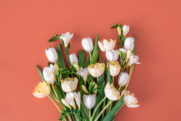 Bukiet białych tulipanów na czerwonym tle, płaskie leżał. - Zdjęcie, obraz