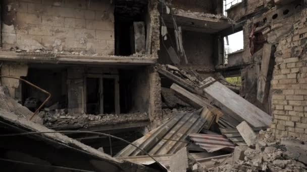 Tuhoutunut asuinrakennus Borodyankan kaupungissa Venäjän armeijan pommi-iskujen seurauksena - Materiaali, video