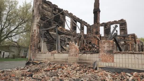 Een verwoest woongebouw in de stad Borodyanka als gevolg van bomaanslagen door het Russische leger - Video