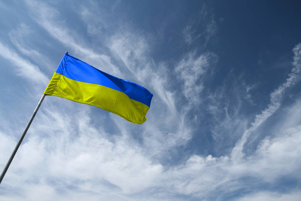Ukrajinská modrá a žlutá vlajka naproti obloze - Fotografie, Obrázek