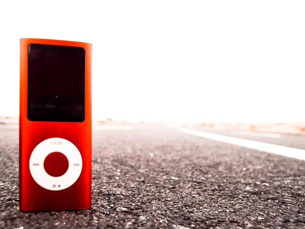 Винтажный MP3-плеер на асфальтовой дороге - Фото, изображение