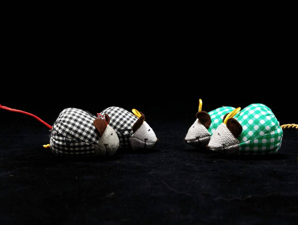 Toy Mouse in panno di cotone su sfondo nero
 - Foto, immagini